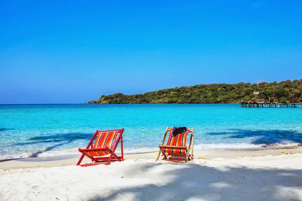 Cadeiras de praia de sol na praia — Fotografia de Stock