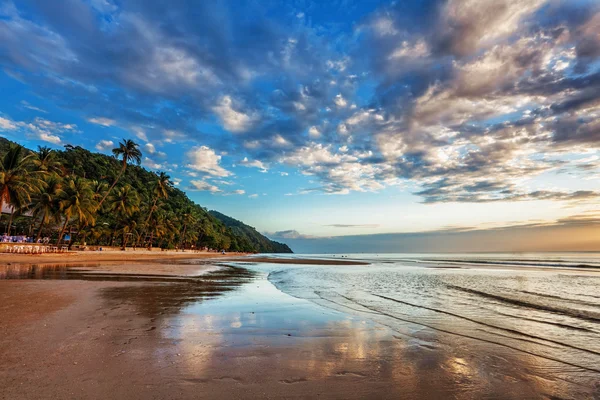 Тропический пляж на закате. — стоковое фото