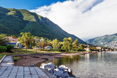 kumlu plajı ile deniz ve dağ