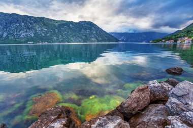 Deniz ve dağlar kötü yağmurlu havada