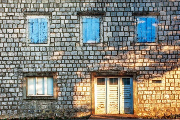 Parede velha com porta e janelas — Fotografia de Stock