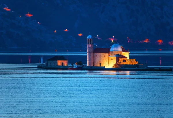 Den gamla kyrkan i havet på natten — Stockfoto