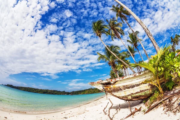 Stary tajski łodzi na plaży — Zdjęcie stockowe
