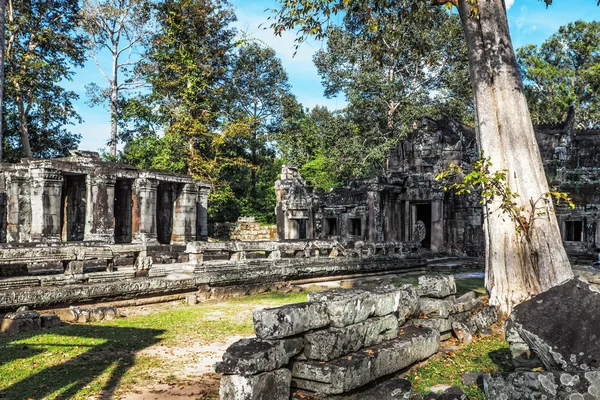 Oude boeddhistische khmer tempel in angkor wat complexe — Stockfoto