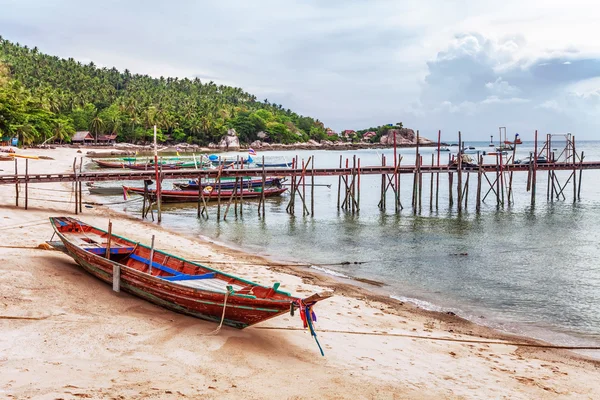 Old Thai boat at the beach — Stock Photo, Image