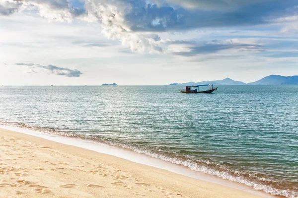 小船在热带海中。泰国 — 图库照片