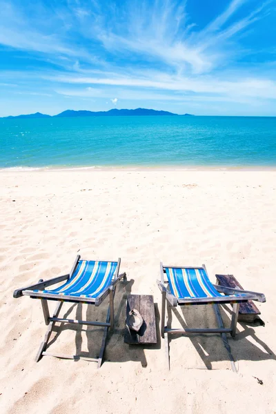Сонячні пляжні стільці на пляжі — стокове фото