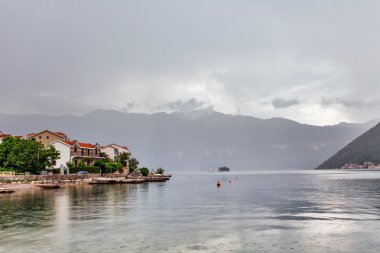 Deniz ve dağlar kötü yağmurlu havada