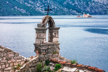 kötü havada denize bakan eski kilise