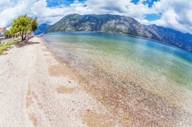 kumlu plajı ile deniz ve dağ