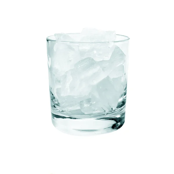 Glas mit einem Getränk und Eis — Stockfoto