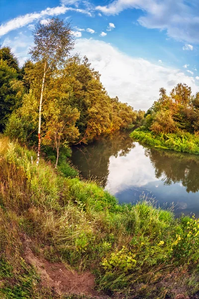Campo verde con río —  Fotos de Stock