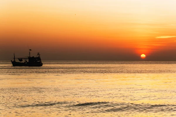 Barche a vela sullo sfondo di un bellissimo tramonto — Foto Stock