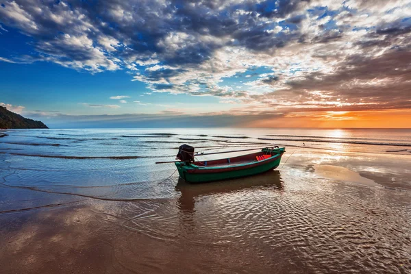 Barco en la playa al atardecer — Foto de Stock
