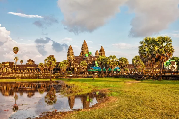 Templo de Angkor Wat na luz do pôr do sol — Fotografia de Stock