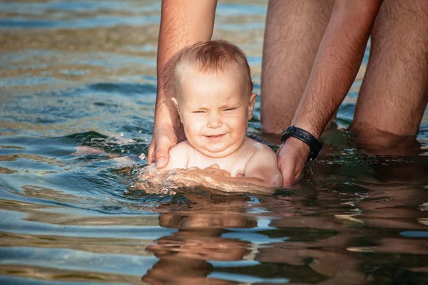 Pai ensina bebê filho a nadar — Fotografia de Stock