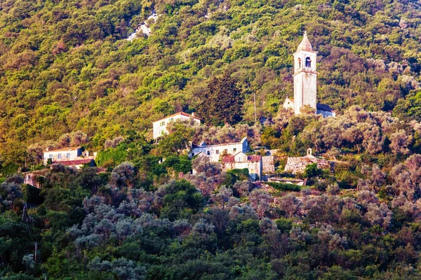 Vista sulla vecchia chiesa ortodossa alle montagne — Foto Stock