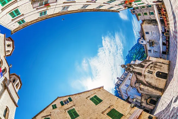 Fisks perspektiv av den gammala staden på himmel bakgrund — Stockfoto