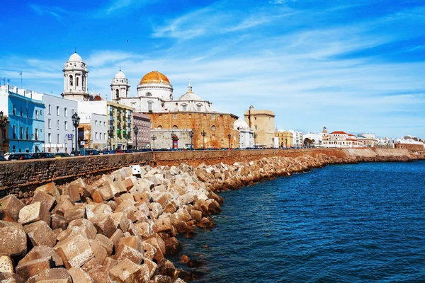 Böschung entlang des Meeres und der alten spanischen Stadt — Stockfoto