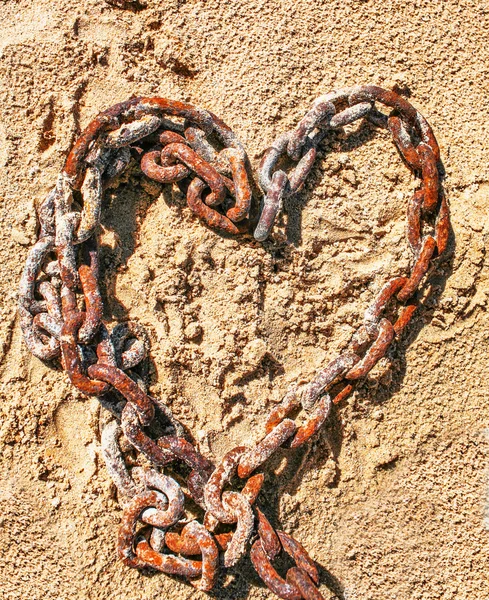Corrente em forma de coração na areia — Fotografia de Stock