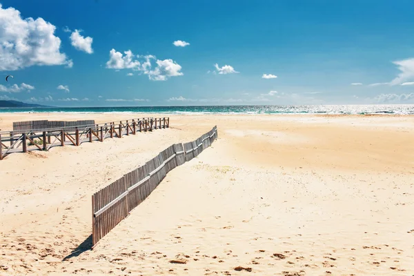 Hermosa vista sobre la playa y el océano — Foto de Stock
