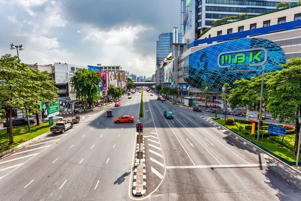 Свободный путь на одной из центральных улиц Бангкока — стоковое фото