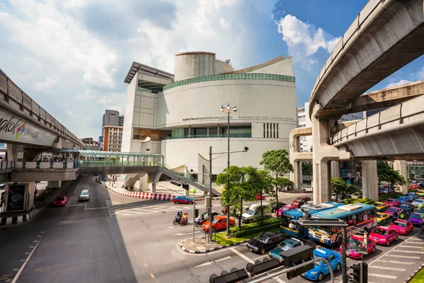 Автомобильная остановка на одной из центральных улиц Бангкока — стоковое фото