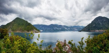 Deniz ve dağlar kötü yağmurlu havada