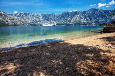 kumlu plajı ile deniz ve dağ