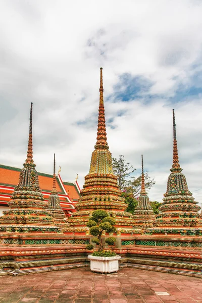 Patio con Stupa en Wat Pho —  Fotos de Stock