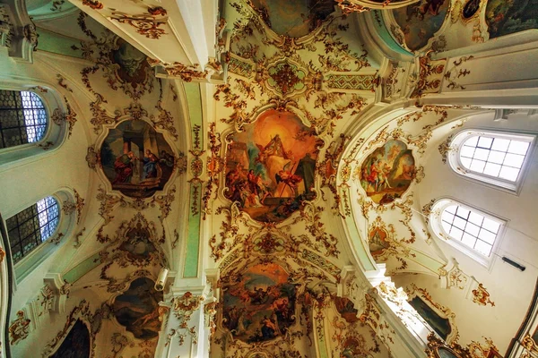Interiören i den gamla kyrkan — Stockfoto