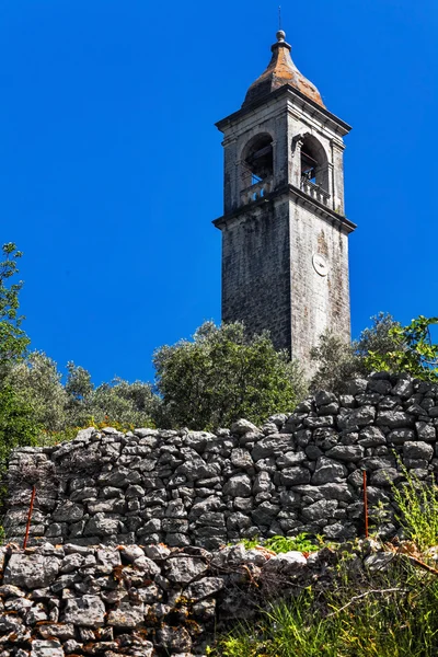 Op oude ortodox-kerk in Bergen weergeven — Stockfoto
