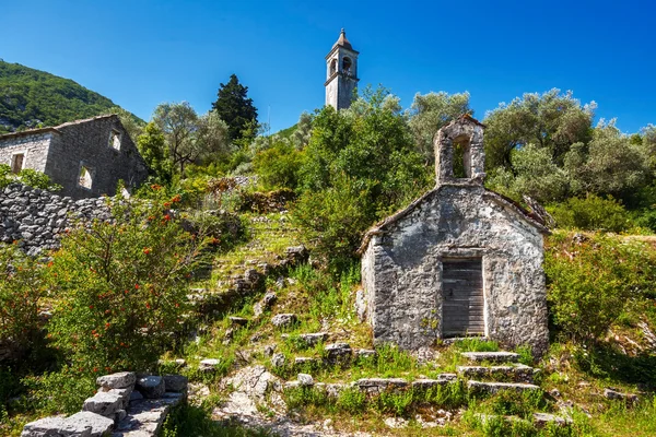 Nézd a régi ortodox templom, a hegyekben — Stock Fotó