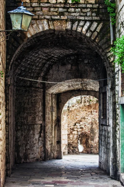 Eski şehrin antik kemer — Stok fotoğraf