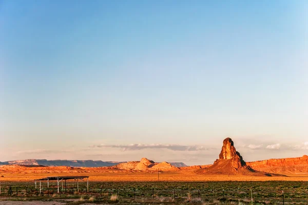 Slunečno večer v monument valley. Arizona. — Stock fotografie