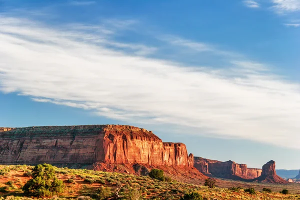 Slunečno večer v monument valley. Arizona. — Stock fotografie