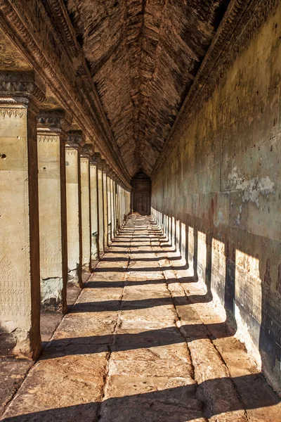 Corridoio antico ad Angkor Wat — Foto Stock