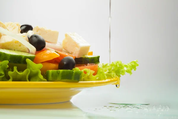 Греческий салат с нефтью — стоковое фото