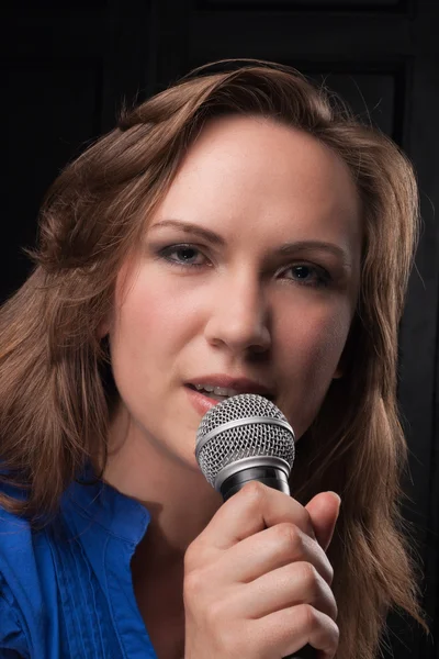 एक स्टुडिओ मध्ये मायक्रोफोन गात मुलगी — स्टॉक फोटो, इमेज