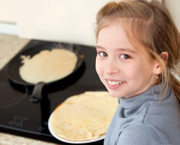 Çocuk krep pişiren — Stok fotoğraf