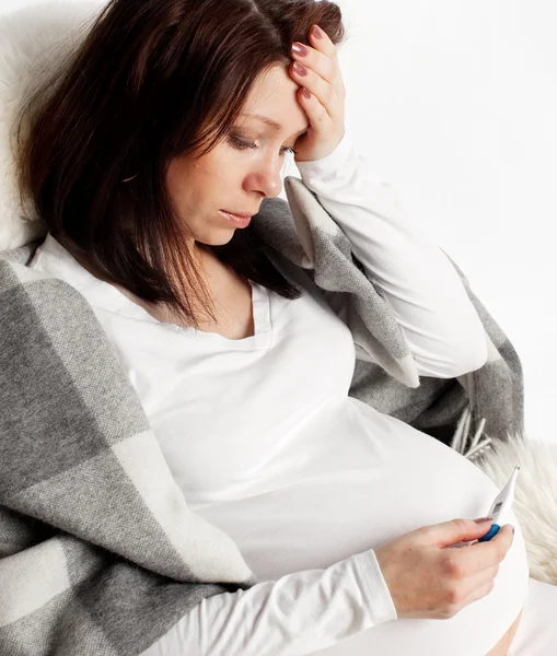 Беременная женщина с термометром — стоковое фото