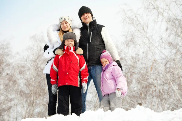 Família feliz no parque de inverno — Fotografia de Stock