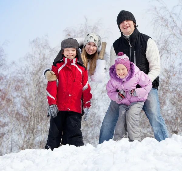 Ευτυχισμένη οικογένεια στο χειμερινό πάρκο — Φωτογραφία Αρχείου