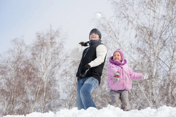 Lycklig familj spelar snöboll — Stockfoto