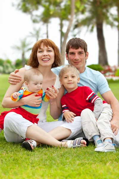 Счастливая семья — стоковое фото