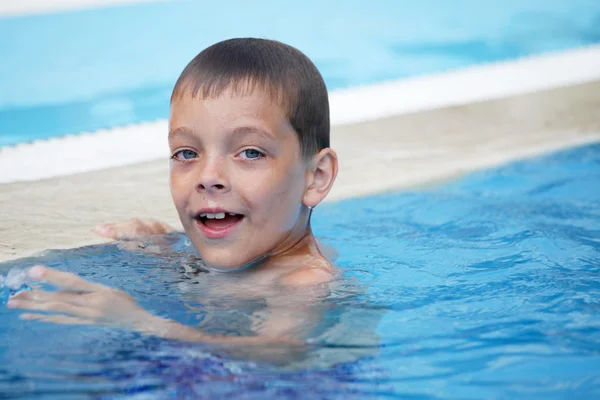 Хлопчик в басейні — стокове фото