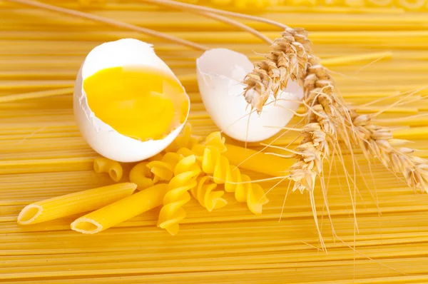 Яйца и спагетти — стоковое фото