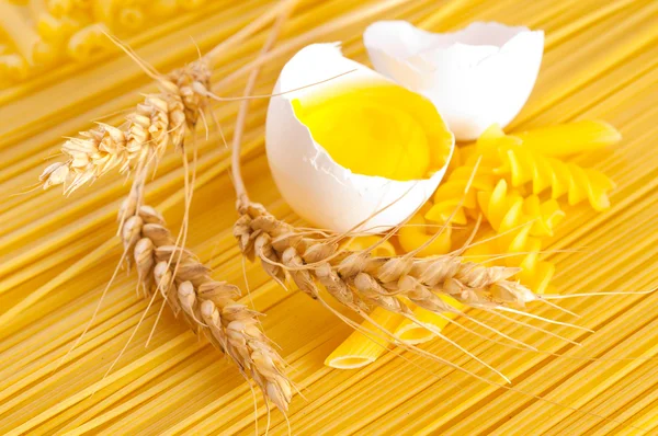 Яйца и спагетти — стоковое фото