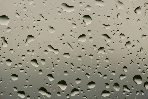 Gouttes d'eau sur verre de fenêtre — Photo