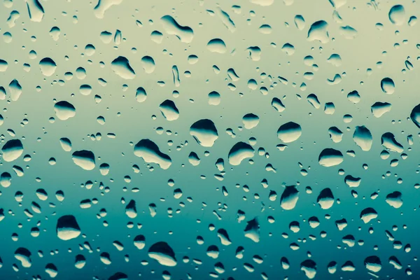Gotas de água no vidro da janela — Fotografia de Stock